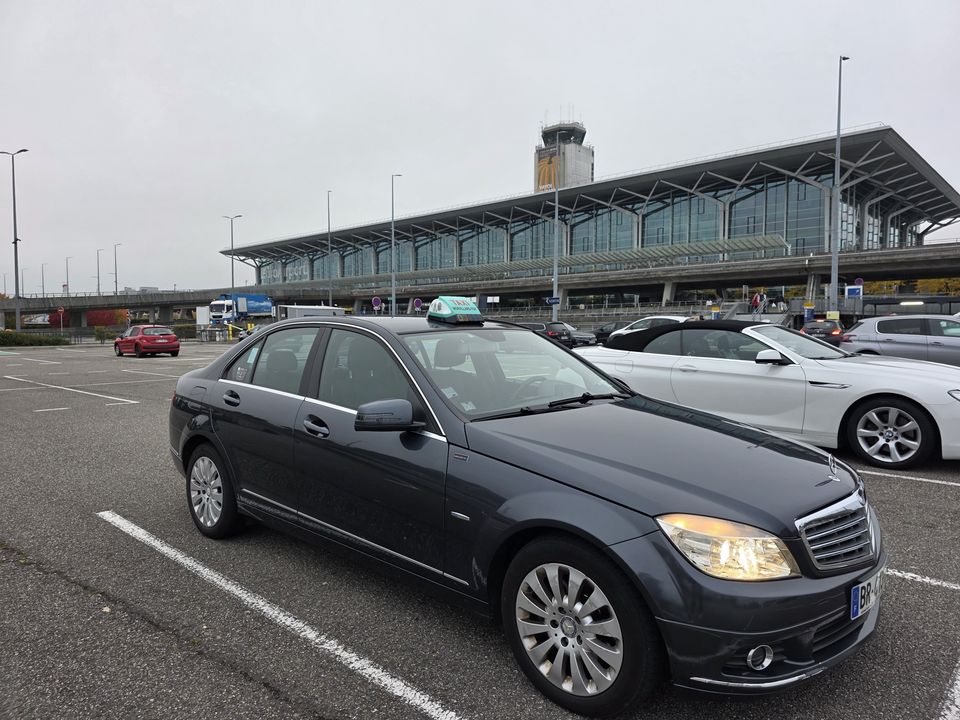 Taxi Micka Taxi devant l'EuroAirport Bâle-Mulhouse